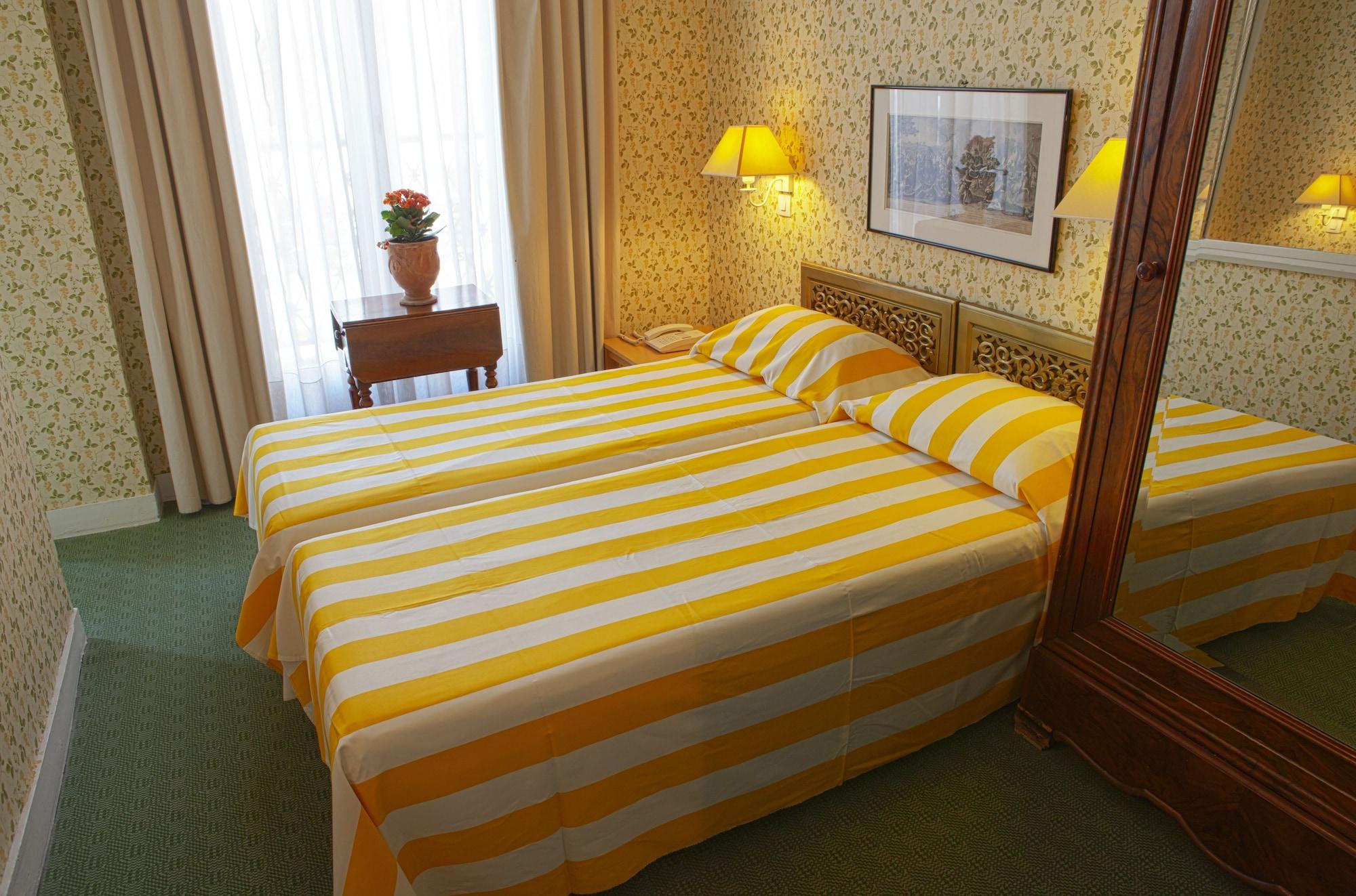 2 nebeneinander liegende Doppelzimmer